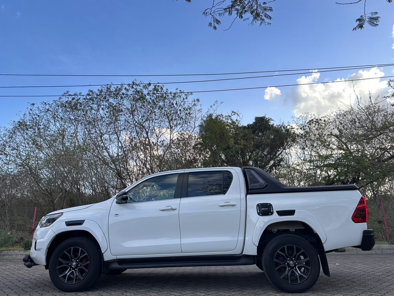 TOYOTA HILUX DOUBLE CABIN thumbnail 6